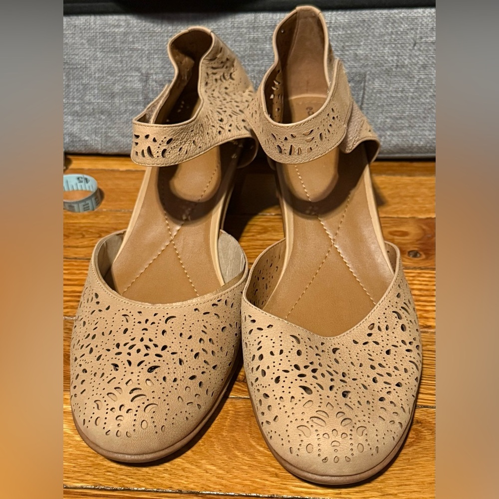 Easy Spirit Cindi Nude Laser-Cut Mary Jane Heels 2 3/4” Wedge 11 M 11m